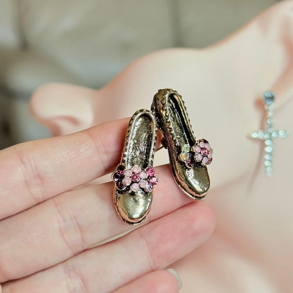 Gold Vintage Shoes Brooch with Gems 💎